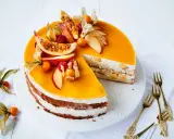 Eine köstliche Pfirsich Maracuja Torte, verziert mit frischen Früchten und Physalis. Ein süßer Genuss für besondere Momente.