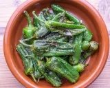 Gebratene Pimientos de Padrón in einer Tonschale, bereit für ein einfaches Rezept.