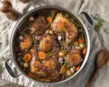 Herzhaftes Coq au Vin Rezept Original: Hähnchenteile schmoren in Rotwein mit Karotten, Zwiebeln und Pilzen. Ein Klassiker!