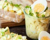 Cremiger Eiersalat mit Schnittlauch, serviert im Glas und auf Brot. Ein einfaches eiersalat rezept für jeden Tag.