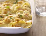 Ein köstliches Kartoffelgratin ohne Sahne, goldbraun gebacken und mit Petersilie garniert. Perfekt für ein leichtes Abendessen.