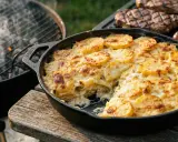 Herzhaftes Kartoffelgratin im Gusseisen, perfekt für ein Grillfest. Ein köstliches Kartoffelgratin Rezept, das zu Steaks und Würstchen passt.