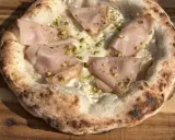 Pizza mit Mortadella und Pistazien. Perfekt, wenn man den pizzateig am vortag machen möchte.