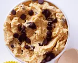 Leckeres Cookie Dough Rezept mit vielen Schokostückchen in einer Schüssel. Perfekt zum Naschen!