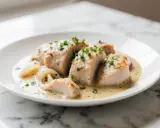 Zartes Geschnetzeltes mit cremiger Sauce und Zwiebeln, garniert mit Petersilie. Ein einfaches und köstliches Rezept.