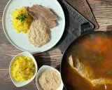 Tafelspitz in Brühe im Dutch Oven, dazu Kartoffelrösti und Apfelmus.