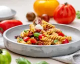 Ein köstlicher Nudelsalat mit Fusilli, Tomaten, Mozzarella und Basilikum. Perfekt für ein leichtes Mittagessen oder als Beilage. Ein tolles rezept nudelsalat!