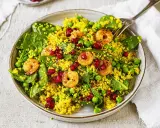 Bunter Couscous-Salat mit Garnelen, Erbsen, Spinat und Granatapfelkernen. Ein leichter und gesunder Genuss.