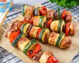 Bratwurst-Spieße mit Zucchini, Paprika und Zwiebeln – eine köstliche Resteverwertung vom Grill.