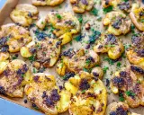 Knusprige, zerdrückte Pellkartoffeln vom Vortag mit Kräutern und Gewürzen, perfekt für leckere Rezepte.