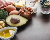 Fleisch, Eier, Avocado, Nüsse, Beeren und Gemüse – Zutaten für eine leckere low carb Mahlzeit.