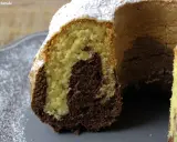 Saftiger Marmorkuchen mit Puderzucker bestäubt, perfekt für ein einfaches Marmorkuchen Rezept.