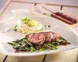 Sternekoch-Qualität: Zartes Kalbsfilet mit knackigen Zuckerschoten und cremigem Kartoffelsalat. Ein Genuss für jeden Gaumen.