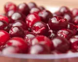Ein Haufen glänzender, entkernter Kirschen, bereit für Kuchen oder Marmelade.