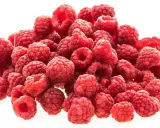 Ein Haufen frischer, roter Himbeeren, die zeigen, wie gesund Himbeeren sind.