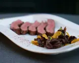 Saftiges Flank Steak, perfekt gegrillt, serviert mit einer ungewöhnlichen Schokoladen-Beilage. Ein spannendes Flank Steak Rezept!