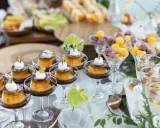 Köstliches Dessertbuffet für eine sommerparty essen 20 personen: Cremige Puddings, bunte Kugeln und süße Leckereien in Gläsern.