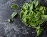 Frischer Spinat in einer Schüssel, bereit für ein klassisches Spinat Rezept.