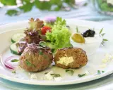 Gefüllte Bifteki mit Feta, serviert mit Salat, Gurken, Zwiebeln und Tzatziki. Ein köstliches Bifteki Rezept für Genießer.