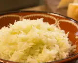Ein original griechischer Krautsalat, frisch und knackig, serviert in einer rustikalen Tonschale.