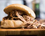 Saftiges Pulled Pork auf einem Brötchen, ein schnelles Rezept für Genießer.