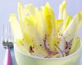 Frischer Chicorée Salat mit Orangen und roten Zwiebeln, gewürzt mit Pfeffer. Ein leichtes Gericht, das Lust auf mehr macht.