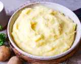 Cremiger Kartoffelbrei, perfekt für ein einfaches Kartoffelbrei Rezept. Dazu ein Krug Milch und frische Petersilie.