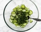 Frischer Gurkensalat mit Essig und Dill, wie ihn Oma macht. Perfekt als Beilage!