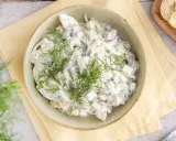Hausfrauenart Heringssalat, ein cremiges Rezept wie von Oma, garniert mit frischem Dill.