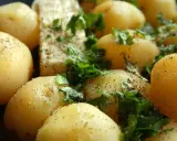 Gekochte Kartoffeln mit Petersilie und Pfeffer. Eine gesunde Beilage, die wenig Kalorien hat.