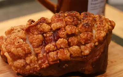 Knuspriger Schweinebraten mit Salzwasser-Kruste, bereit zum Genuss.