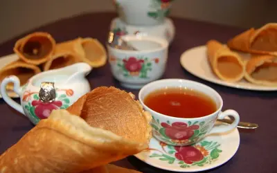 Omas Neujahrskuchen Rezept: knusprige Waffelröllchen mit Tee und Milch.