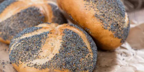 Frische Brötchen mit Mohn bestreut. Ist Mohn gesund? Ja, Mohn ist reich an Mineralstoffen und gesunden Fetten.