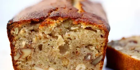 Saftiges Bananenbrot mit vielen Bananen und Nüssen, frisch gebacken und bereit zum Genießen.