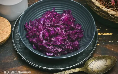 Schmoriger Rotkohl, perfekt für Ihr nächstes rotkohl rezept. Serviert in einer dunklen Schüssel mit einer antiken Löffel.