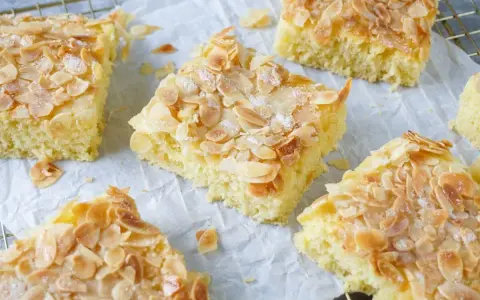Omas saftiger Buttermilchkuchen, goldbraun gebacken und mit knusprigen Mandelblättchen bestreut. Ein Genuss!