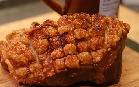 Knuspriger Schweinebraten mit Salzwasser-Kruste, bereit zum Genuss.