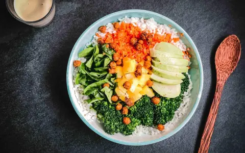 Bunter Bowl mit Reis, Brokkoli, Spinat, Karotten, Ananas, Kichererbsen und Avocado. Perfekt für reizdarm rezepte mittagessen.