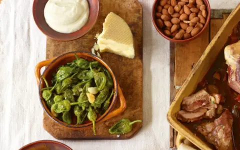 Leckere Tapas-Rezepte: Gebratene grüne Paprika, Käse, Mandeln und ein Braten.