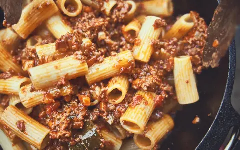 Herzhafte Rigatoni mit Bolognese-Sauce, zubereitet im Dutch Oven.