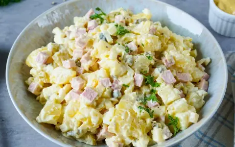 Omas Kartoffelsalat mit Mayonnaise, garniert mit Petersilie. Ein Klassiker, der immer schmeckt!