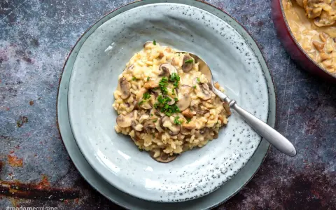 Cremiges Pilzrisotto, perfekt für ein gemütliches Abendessen. Dieses Risotto Rezept ist einfach und köstlich.