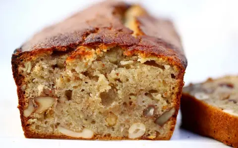 Saftiges Bananenbrot mit vielen Bananen und Nüssen, frisch gebacken und bereit zum Genießen.