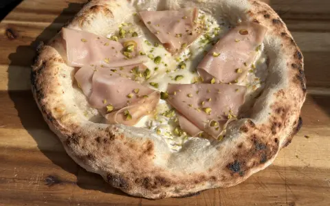 Pizza mit Mortadella und Pistazien. Der pizzateig 24 stunden zimmertemperatur hat eine luftige Kruste.