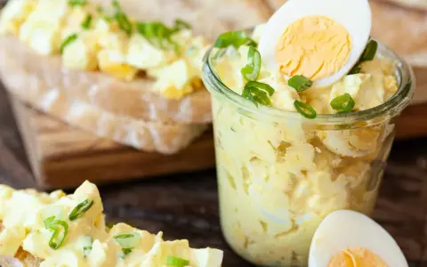 Cremiger Eiersalat mit Schnittlauch, serviert im Glas und auf Brot. Ein einfaches eiersalat rezept für jeden Tag.