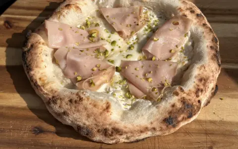 Pizza mit Mortadella und Pistazien. Perfekt, wenn man den pizzateig am vortag machen möchte.