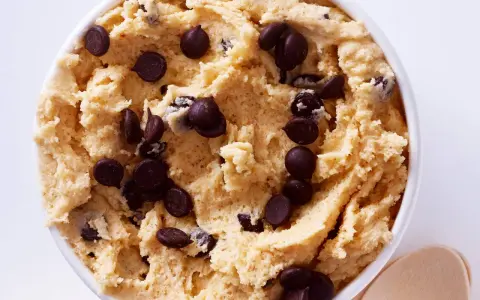 Leckeres Cookie Dough Rezept mit vielen Schokostückchen in einer Schüssel. Perfekt zum Naschen!