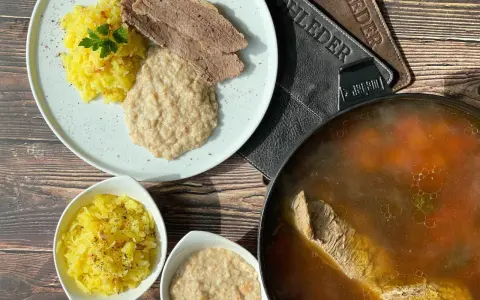 Tafelspitz in Brühe im Dutch Oven, dazu Kartoffelrösti und Apfelmus.