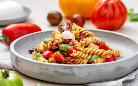 Ein köstlicher Nudelsalat mit Fusilli, Tomaten, Mozzarella und Basilikum. Perfekt für ein leichtes Mittagessen oder als Beilage. Ein tolles rezept nudelsalat!