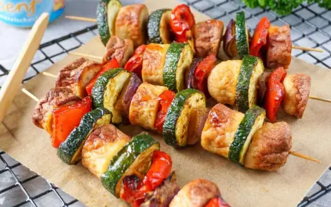 Bratwurst-Spieße mit Zucchini, Paprika und Zwiebeln – eine köstliche Resteverwertung vom Grill.